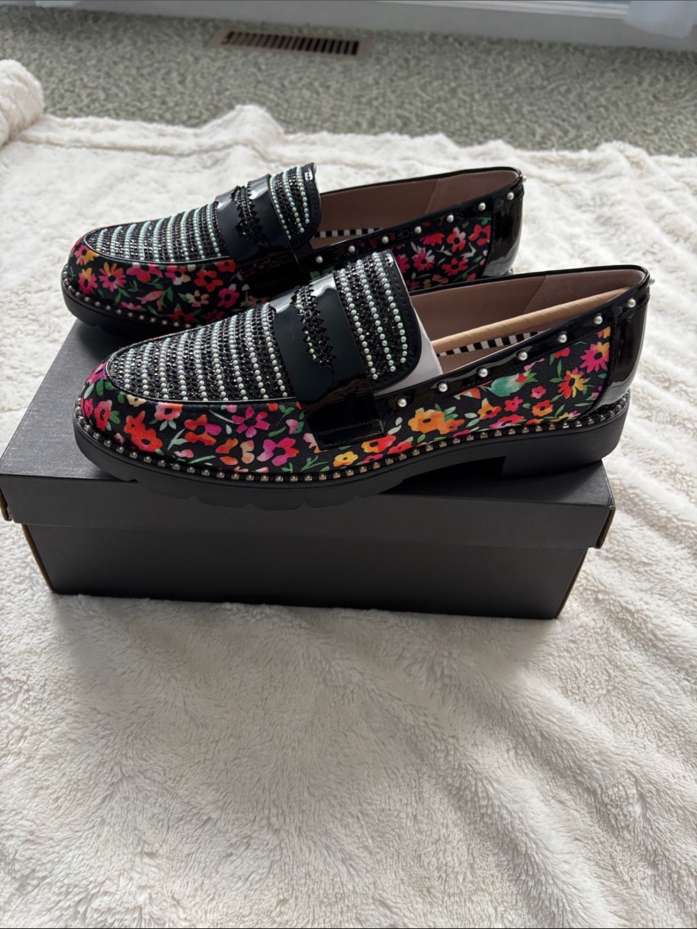 NWT Betsey Johnson Darian Loafer in Black Ditsy Floral pattern. Size 10.